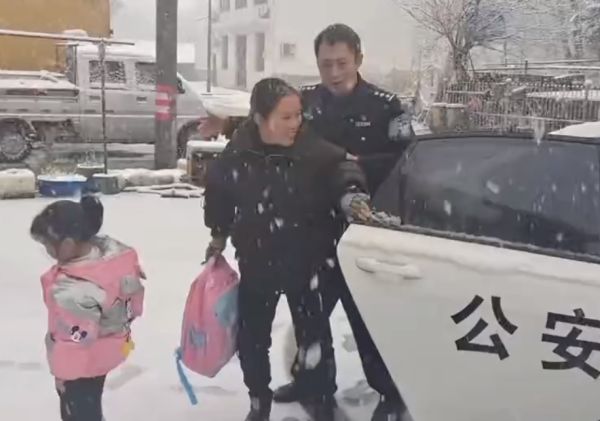 母亲接女儿放学不敢骑车 民警相助后,被5岁女童的这个举动暖到了休闲区蓝鸢梦想 - Www.slyday.coM 母亲接女儿放学不敢骑车 民警相助后,被5岁女童的这个举动暖到了休闲区蓝鸢梦想 - Www.slyday.coM