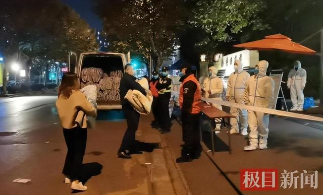 上海确诊病例所在小区有多名志愿者值夜,市民自发送来御寒物资休闲区蓝鸢梦想 - Www.slyday.coM 上海确诊病例所在小区有多名志愿者值夜,市民自发送来御寒物资休闲区蓝鸢梦想 - Www.slyday.coM