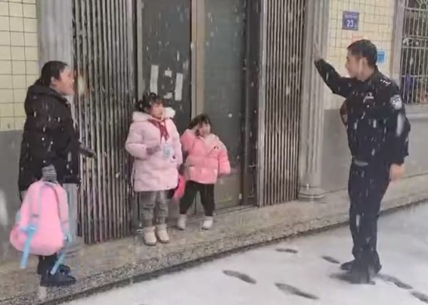 母亲接女儿放学不敢骑车 民警相助后,被5岁女童的这个举动暖到了休闲区蓝鸢梦想 - Www.slyday.coM 母亲接女儿放学不敢骑车 民警相助后,被5岁女童的这个举动暖到了休闲区蓝鸢梦想 - Www.slyday.coM