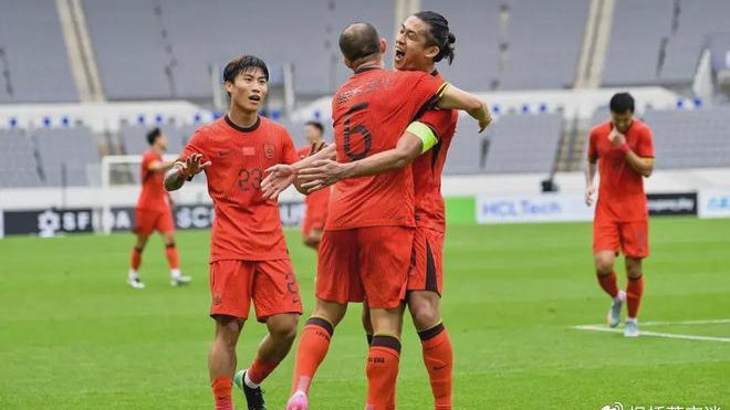 东亚杯首胜！国足1-0香港破273天运动战球荒！黄政宇救赎之战！