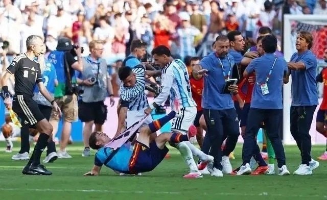 足坛一夜动态：阿根廷遭指控！米兰辟谣传奇去世 欧洲联赛反对FIFA