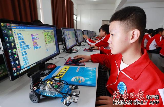 组图|儋州二中:机器人创客教育走进课堂休闲区蓝鸢梦想 - Www.slyday.coM 组图|儋州二中:机器人创客教育走进课堂休闲区蓝鸢梦想 - Www.slyday.coM