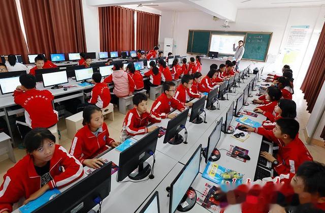 组图|儋州二中:机器人创客教育走进课堂休闲区蓝鸢梦想 - Www.slyday.coM 组图|儋州二中:机器人创客教育走进课堂休闲区蓝鸢梦想 - Www.slyday.coM