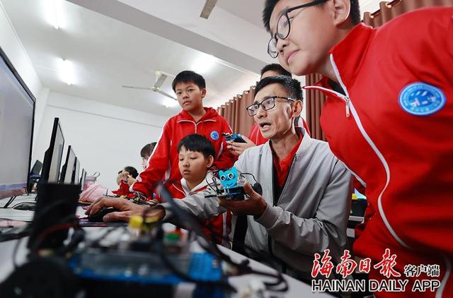 组图|儋州二中:机器人创客教育走进课堂休闲区蓝鸢梦想 - Www.slyday.coM 组图|儋州二中:机器人创客教育走进课堂休闲区蓝鸢梦想 - Www.slyday.coM