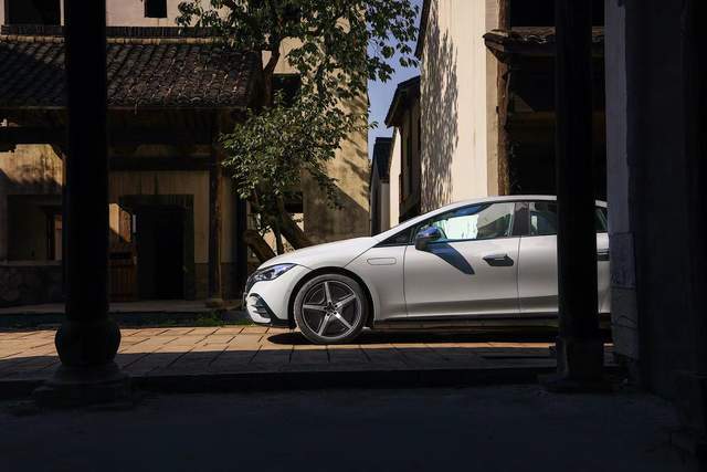 开完奔驰EQE,大概看懂了纯电豪华车的底层逻辑休闲区蓝鸢梦想 - Www.slyday.coM 开完奔驰EQE,大概看懂了纯电豪华车的底层逻辑休闲区蓝鸢梦想 - Www.slyday.coM