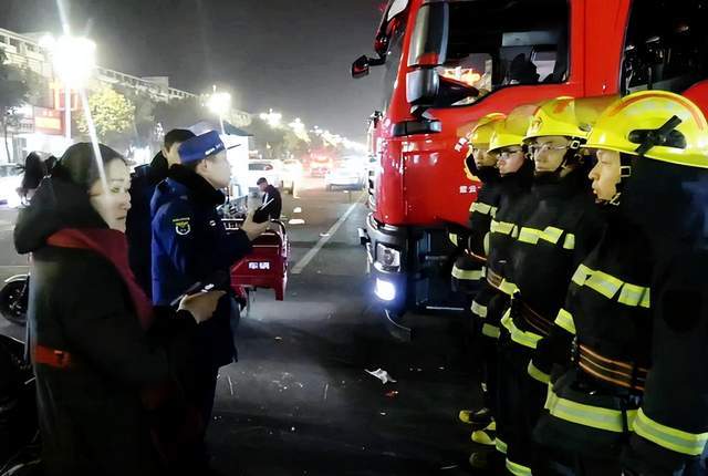 河南襄城：晚上游玩孩子走失母亲求助 执勤消防队员热心帮忙找回