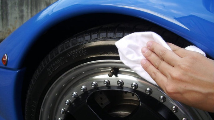 汽车轮毂上一直黑乎乎的是怎么回事？轮毂烫手正常吗？