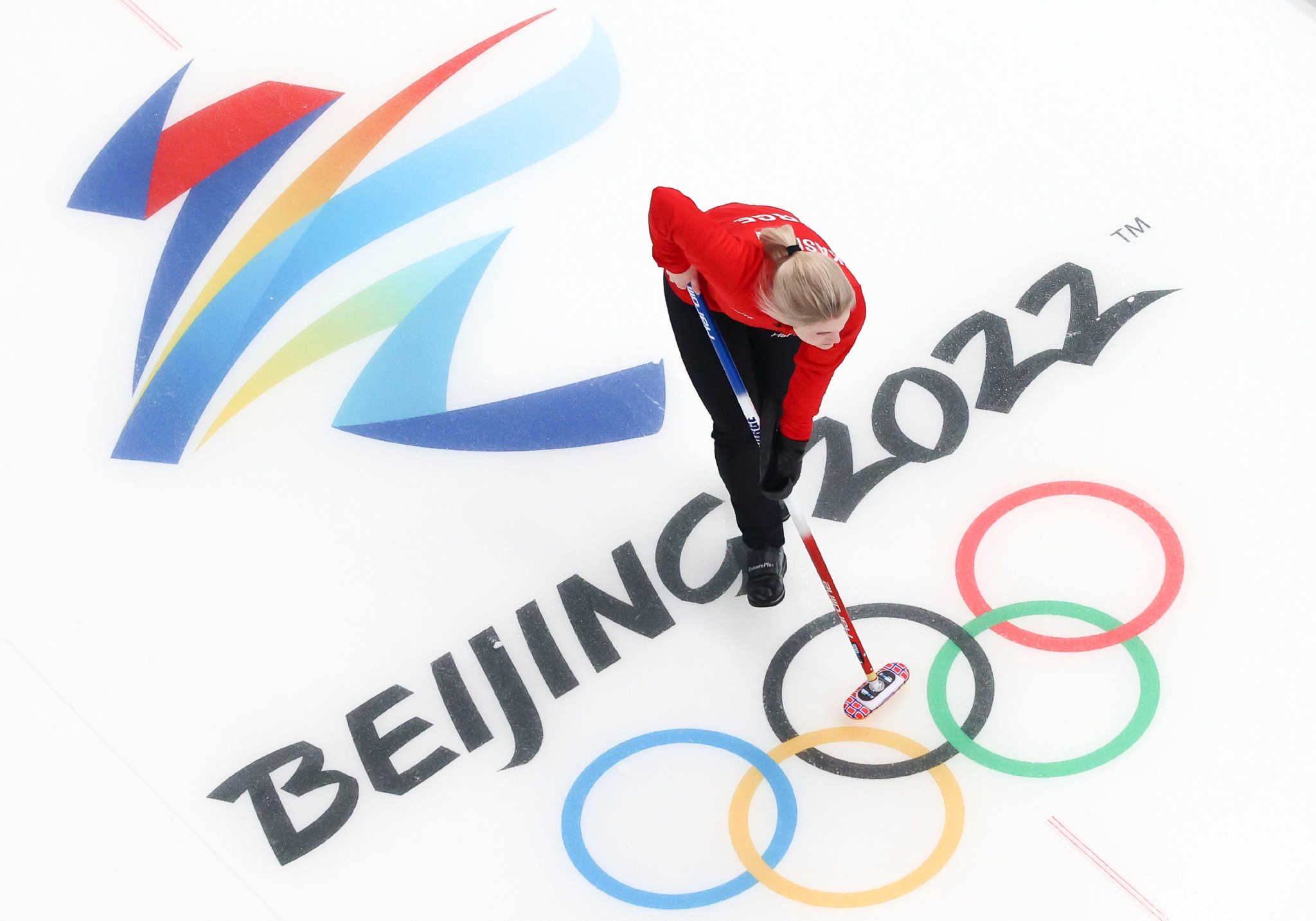 (北京冬奥会)冰壶——混双循环赛:加拿大队胜挪威队休闲区蓝鸢梦想 - Www.slyday.coM (北京冬奥会)冰壶——混双循环赛:加拿大队胜挪威队休闲区蓝鸢梦想 - Www.slyday.coM