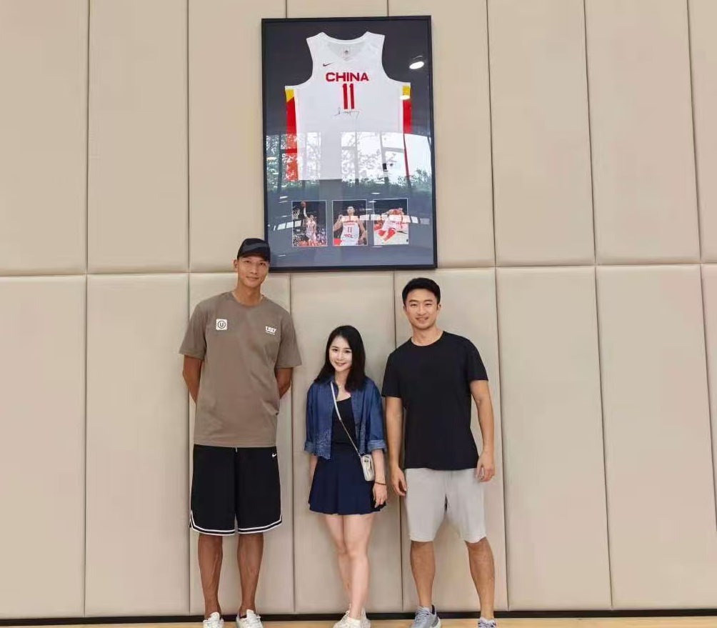 黑廋不少，易建联高调现身，原因找到，官宣决定，离婚悬念揭晓