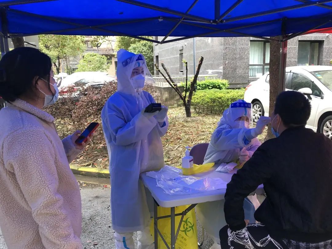 暖心守沪|风雨中的坚守!核酸筛查背后,这些瞬间温暖你我休闲区蓝鸢梦想 - Www.slyday.coM 暖心守沪|风雨中的坚守!核酸筛查背后,这些瞬间温暖你我休闲区蓝鸢梦想 - Www.slyday.coM