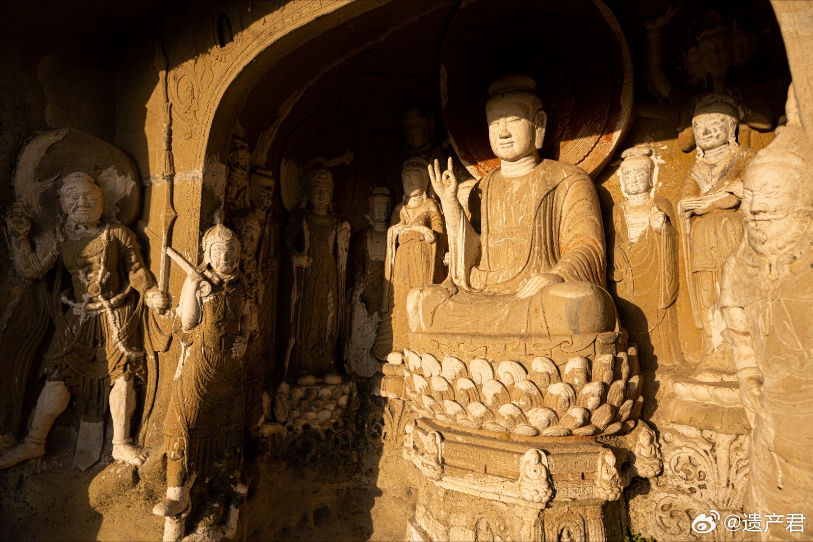 四川巴中雷神洞，夕阳下的唐代石窟