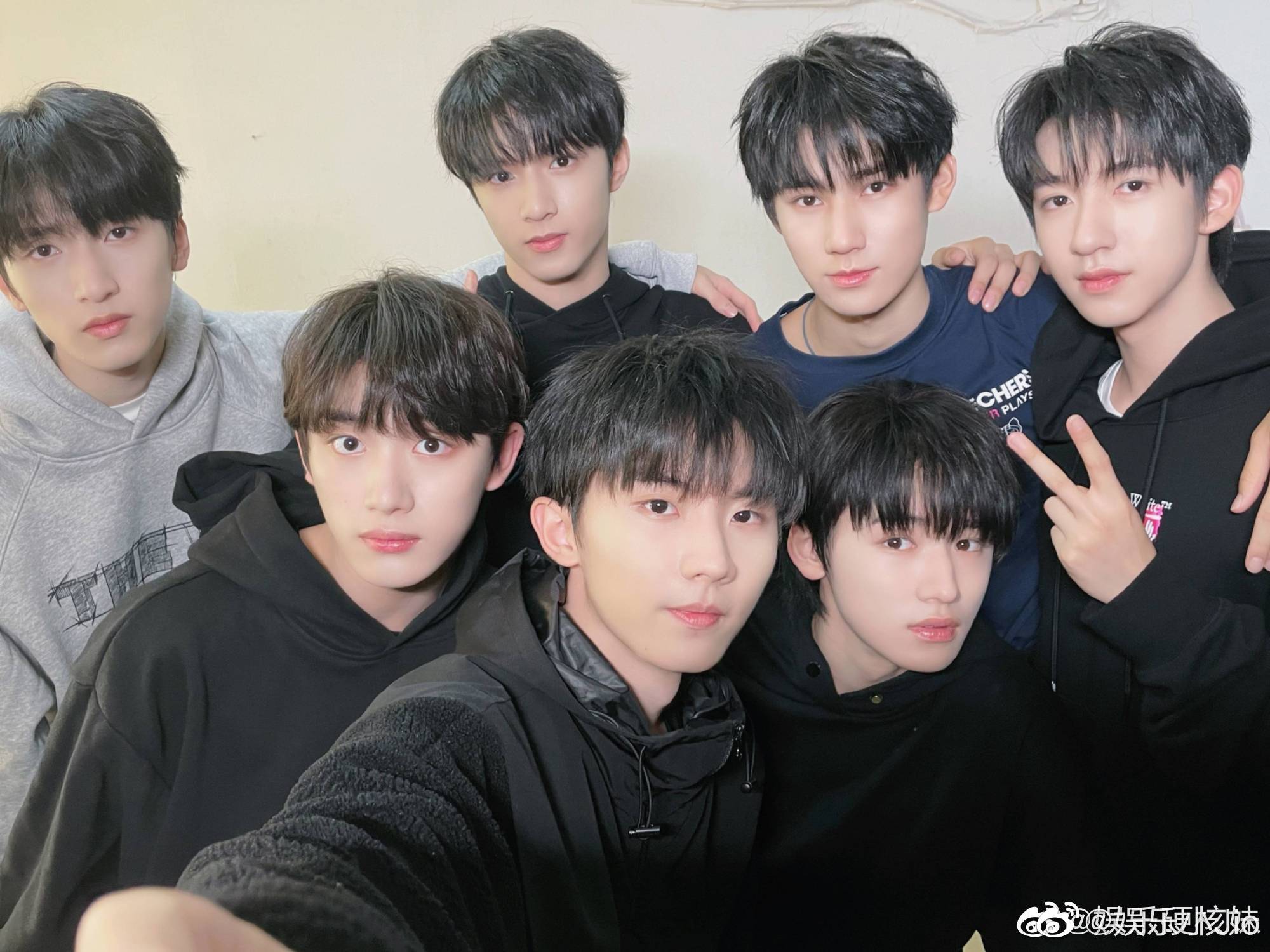 时代少年团晒成团700天合照希望七位弟弟们要好好努力