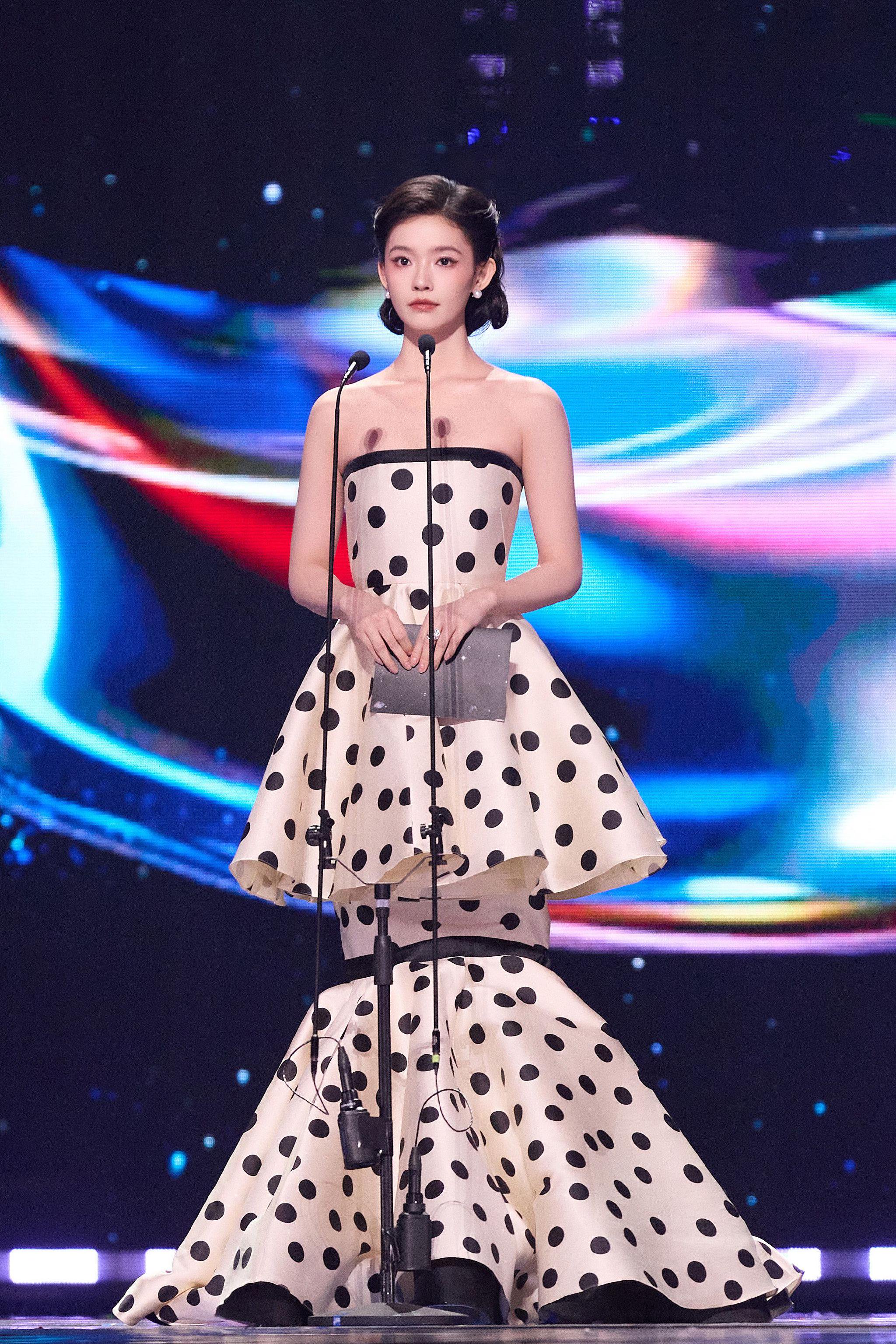 林允亮相2025爱奇艺尖叫之夜，携新剧足迹冬去春来引期待