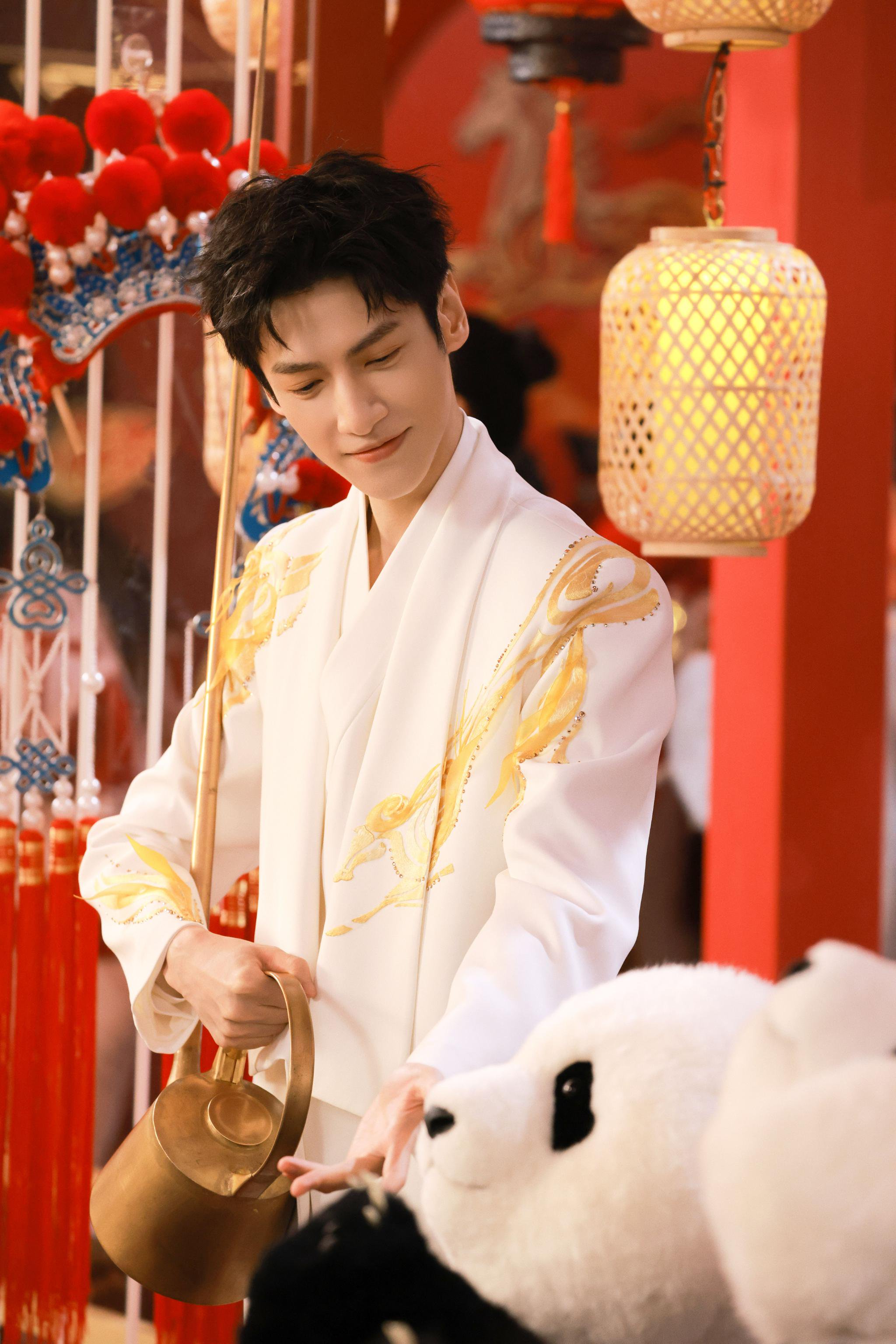 罗云熙春晚演绎非遗蜀绣，儒雅气质获赞