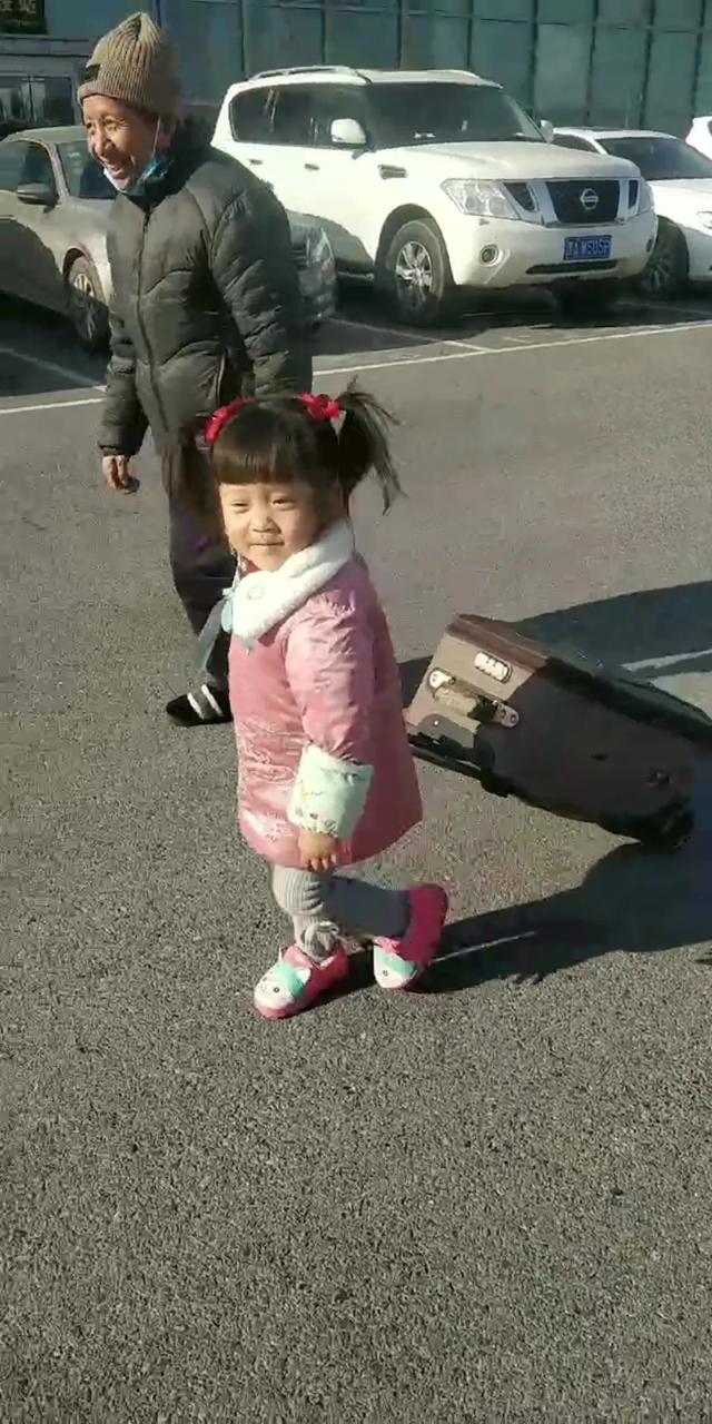 女儿给首次坐飞机父母背后贴纸条,当事人:不是炒作,只是想父母能得到帮助休闲区蓝鸢梦想 - Www.slyday.coM 女儿给首次坐飞机父母背后贴纸条,当事人:不是炒作,只是想父母能得到帮助休闲区蓝鸢梦想 - Www.slyday.coM