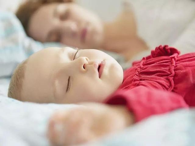 宝妈要多留意:宝宝睡觉时出现这四个反应,可能暗示宝宝不舒服