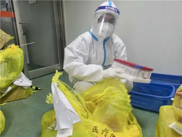 离开实验室8年,这次他又穿上了白大褂!青年志愿者们,这封信请查收→休闲区蓝鸢梦想 - Www.slyday.coM 离开实验室8年,这次他又穿上了白大褂!青年志愿者们,这封信请查收→休闲区蓝鸢梦想 - Www.slyday.coM