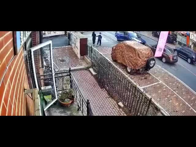 小车越线撞宾利，不知道司机保险上的够不够