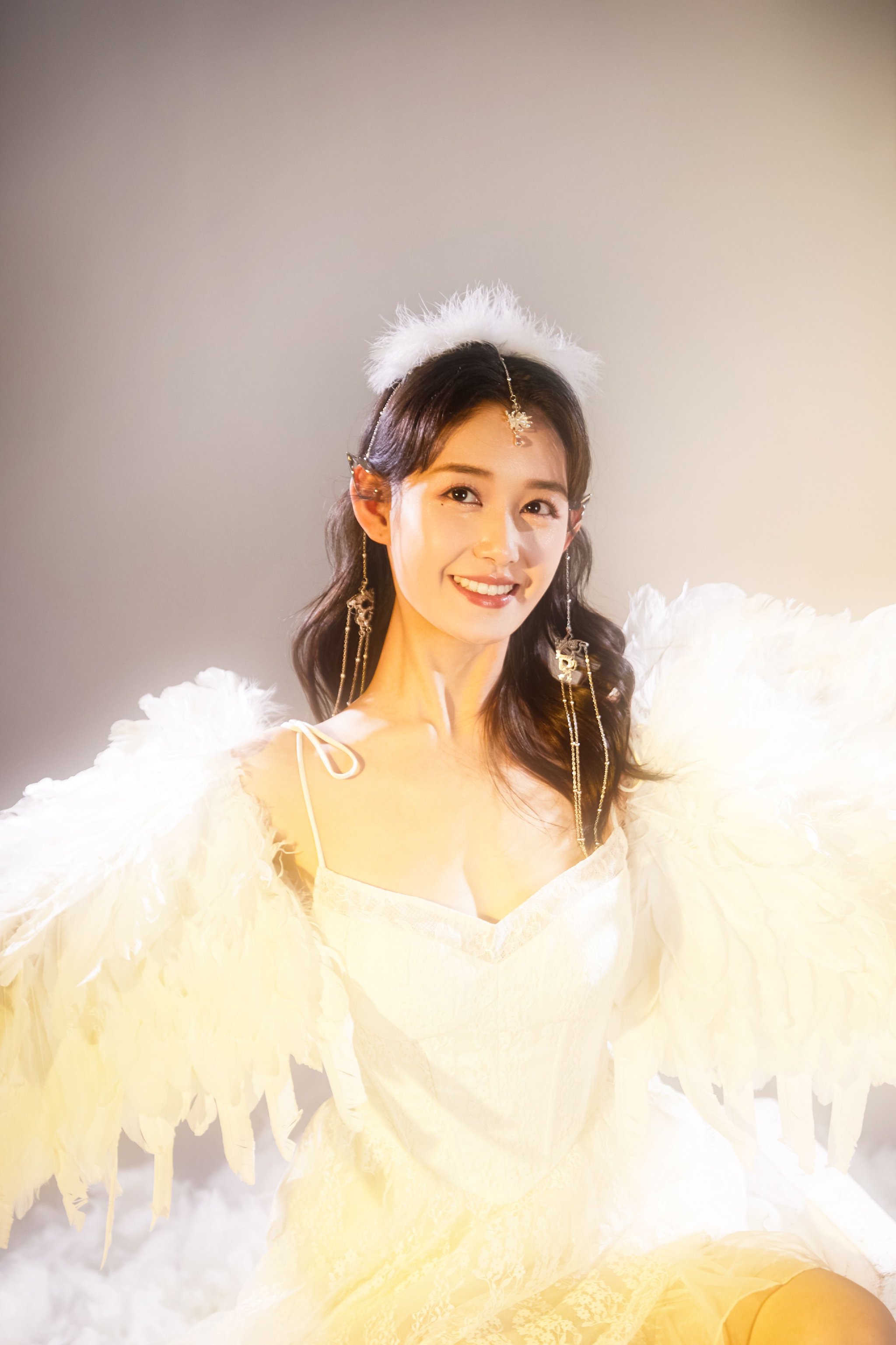 蒋依依 化身纯白羽翼精灵，在梦幻中轻舞，每一眼都是心动的旋律