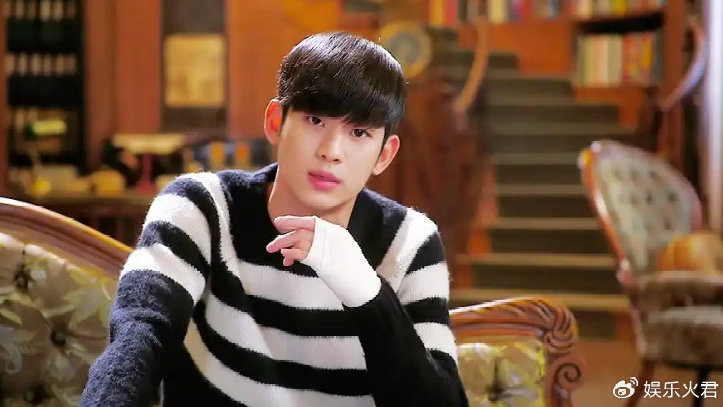 金秀贤：凭借《来自星星的你》获得众多奖项，成为韩流代表人物之一