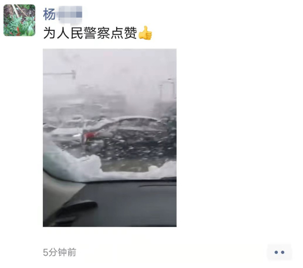 母亲接女儿放学不敢骑车 民警相助后,被5岁女童的这个举动暖到了休闲区蓝鸢梦想 - Www.slyday.coM 母亲接女儿放学不敢骑车 民警相助后,被5岁女童的这个举动暖到了休闲区蓝鸢梦想 - Www.slyday.coM