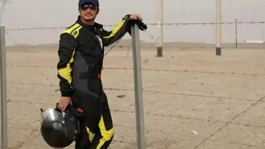 51岁战狼吴京跨界：中国环塔拉力赛安全完赛 获T4赛组赛段冠军