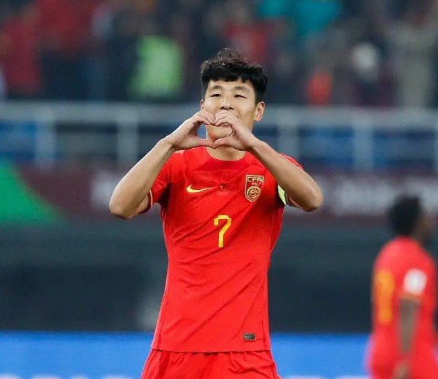 官宣，上港连签4人，1后卫+2中场+1前锋，2人离队，武磊祝福