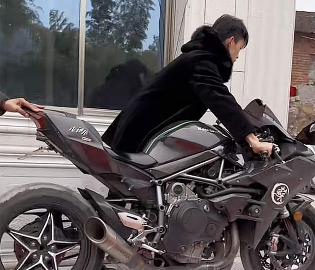 网红苏乞儿骑摩托上高速被拦后续!工作人员称没有扔,警察已介入休闲区蓝鸢梦想 - Www.slyday.coM 网红苏乞儿骑摩托上高速被拦后续!工作人员称没有扔,警察已介入休闲区蓝鸢梦想 - Www.slyday.coM