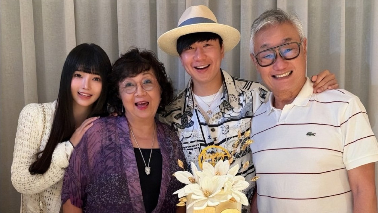 林俊杰官宣恋情，带小21岁女友七七为妈妈庆生