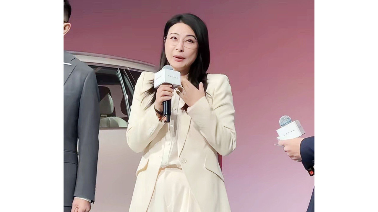 郭晶晶参加活动有排面，8名保镖护驾太有范，白色西装+高跟鞋太飒