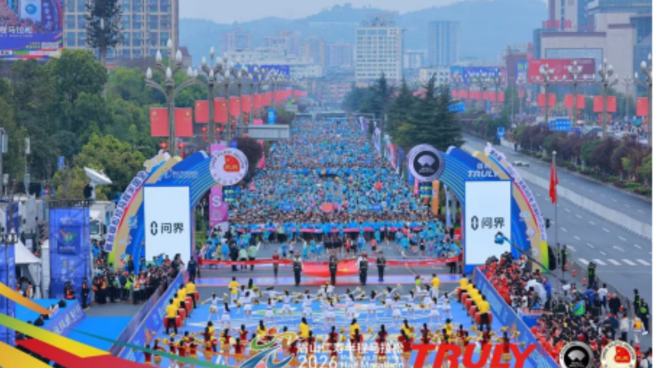 问界M9领航2026护航中国首个白金标半马仁寿马拉松