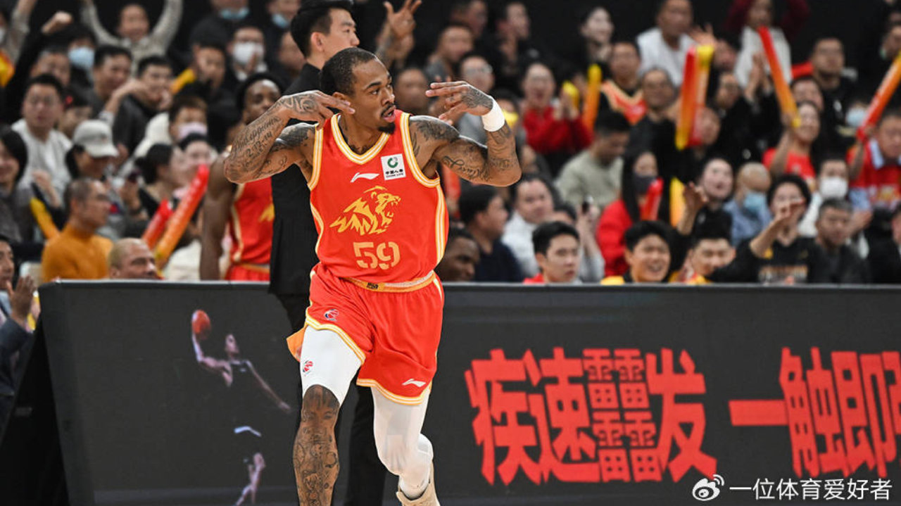 广厦88-74开门红！布朗16分塔克16分，外援彻底主导比赛，王博很高兴