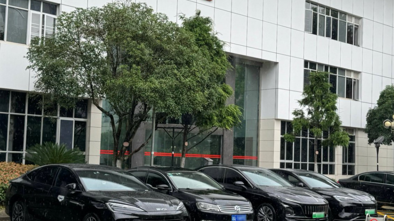 机关大院里的 “默契”！为啥公务员都爱开比亚迪？