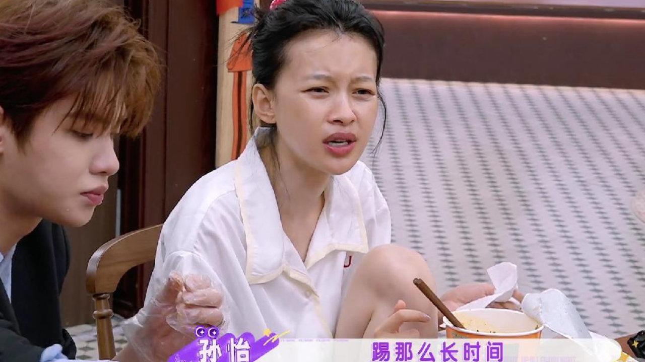 33岁孙怡纯素颜和周翊然看球，眉毛寡淡、肤色暗黄，状态却松弛了
