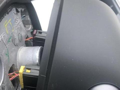 特斯拉“韭菜”的惊魂时刻：方向盘脱落，高速路上骤停