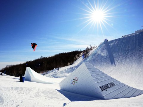 苏翊鸣完成世界首个单板坡障“背靠背”1980度空翻动作