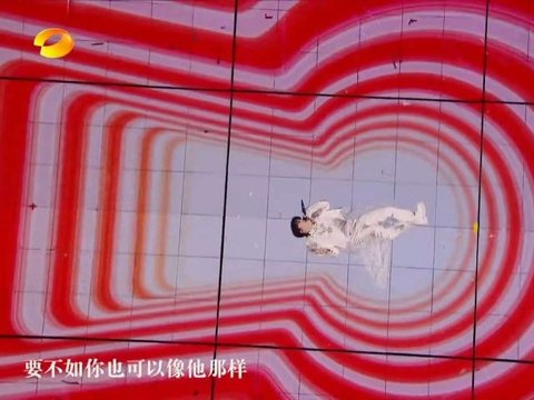 周深舞台秒变玩梗现场，调侃何老师嗓子好