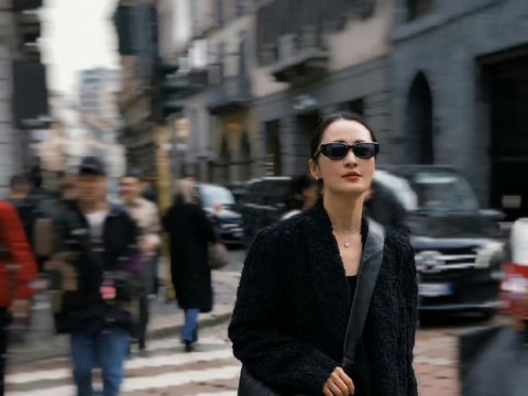 蒋勤勤怼脸拍状态佳，分享妆前按摩技巧