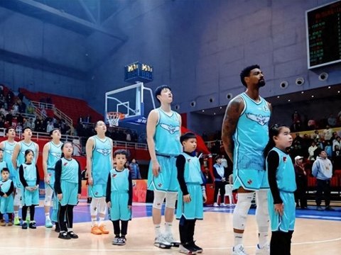 狂飙13记3分，青岛队投疯了！刘维伟变阵成功，3大本土球员大爆发