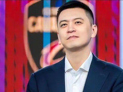 重回辽宁指教？现身上海，杨鸣官宣，谁注意他手机观看内容