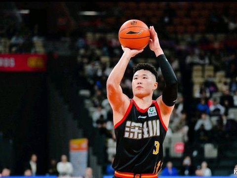深圳男篮大胜江苏，贺希宁31分陀螺舞步惊艳全场，郭士强观战
