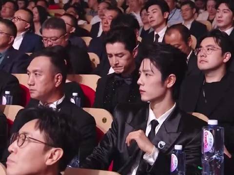 “有请我们演员胡歌发言…”