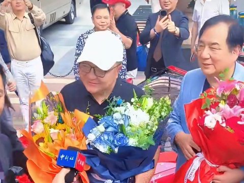 足球小将庆功宴！董路坐上中国首台法拉利 豪言：8年后国足必进世界杯