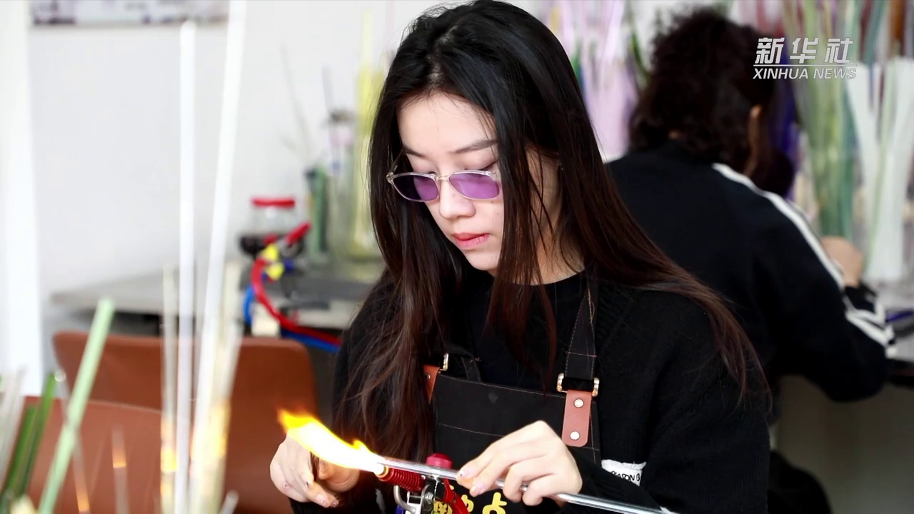 是非遗 也是国潮丨浴火繁花 Z世代女孩让淄博琉璃“破圈”绽放