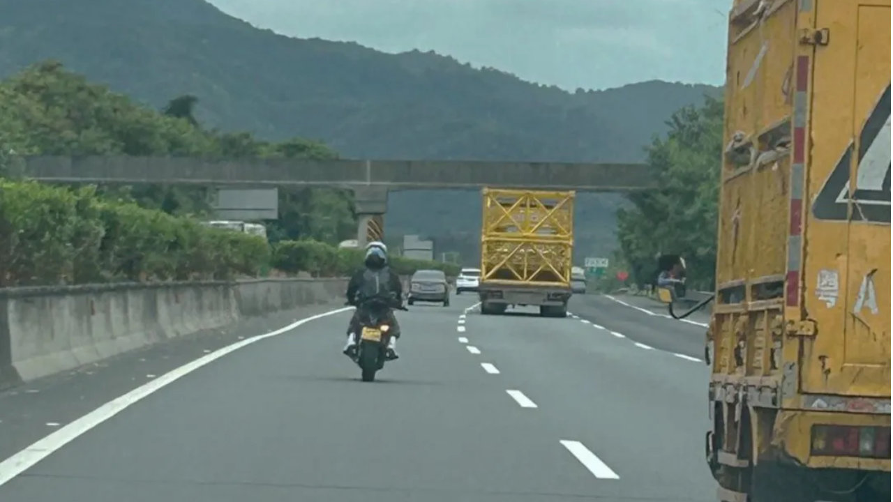 摩托车走高速，遇上节假日车流量大，限速80km/h你如何守住规矩