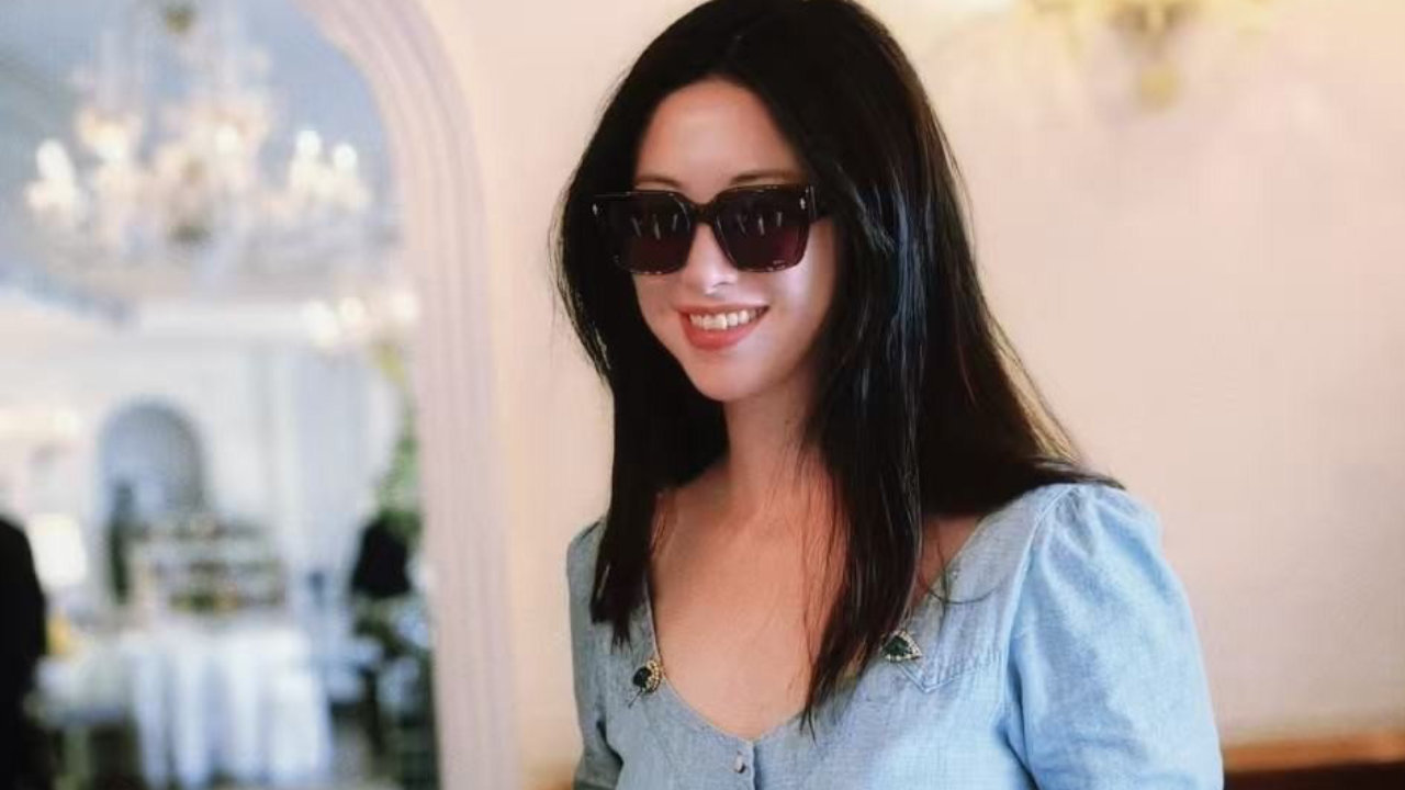 41岁朱珠真是中年女人的穿衣典范：裙过膝、穿简色，美得优雅高级