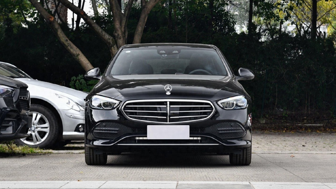 奔驰豪华轿车顶不住了，从30万降至18万，配2.0T+9AT，值不值？