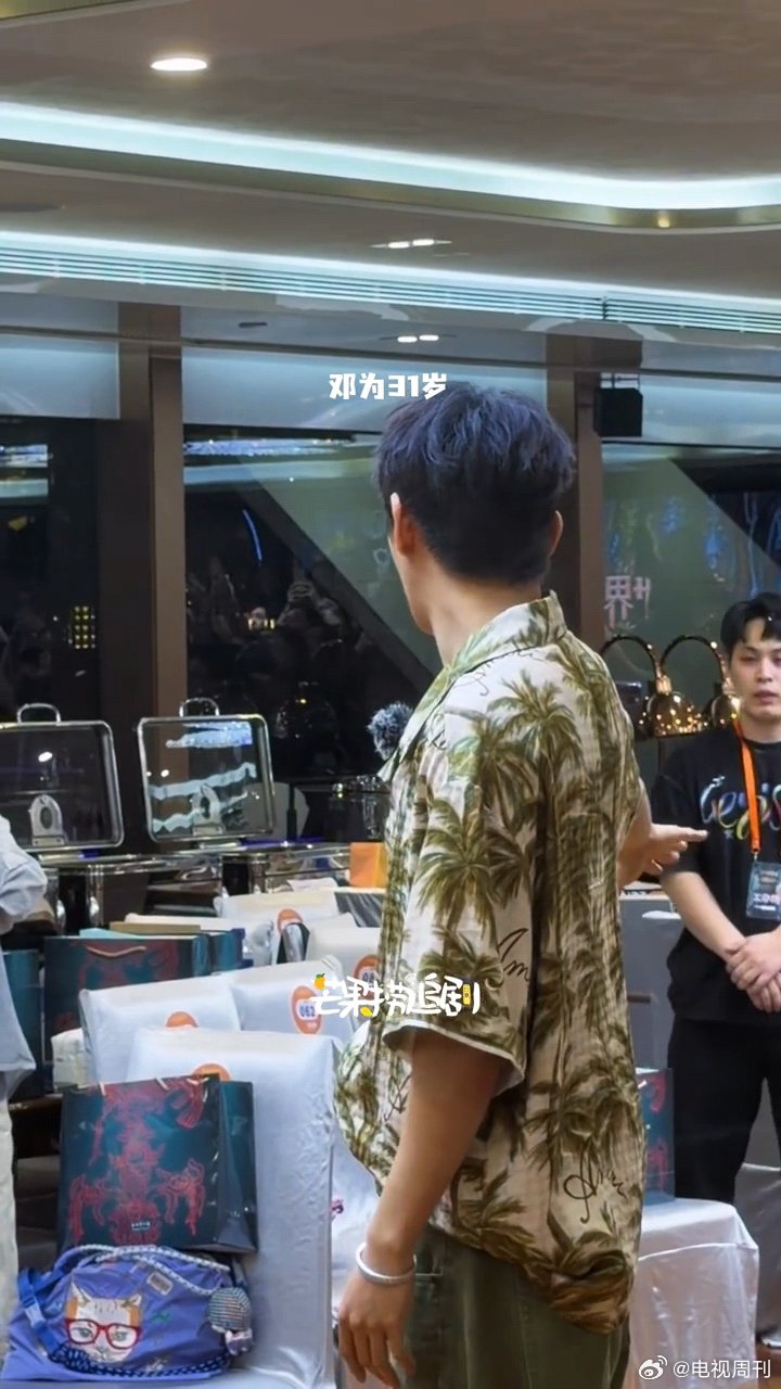 邓为吴君如牵手过安检～看到吴君如姐姐是最后一个过去牵手走，好贴心
