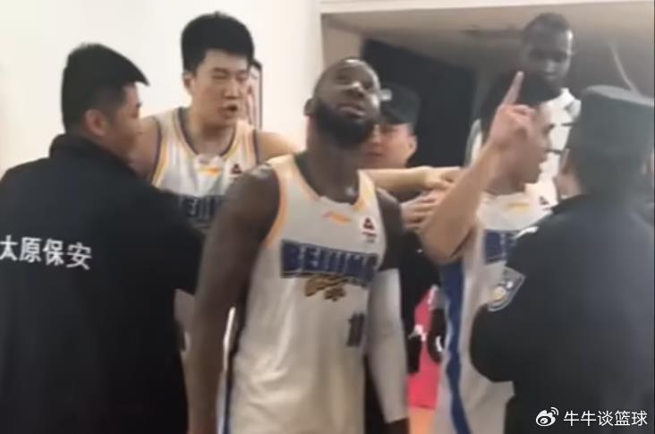 山西队主场太荒唐！首钢队客场赢球，陈盈骏被吐口水