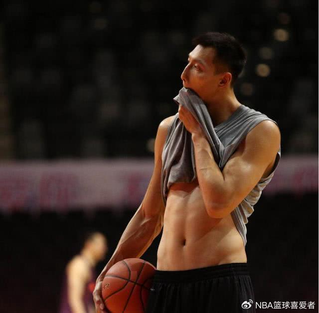 易建联的腹肌，姚明的腹肌，周琦的腹肌，没有对比就没有尴尬